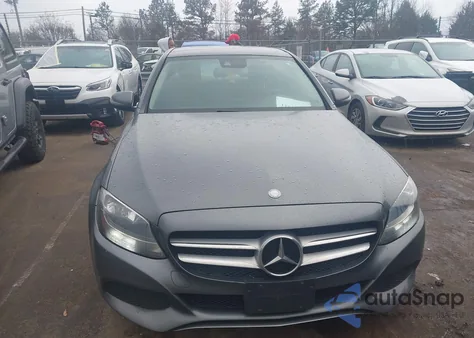 2017 Mercedes-Benz C 300 4Matic z USA, uszkodzony, nr VIN 55SWF4KB6HU191966